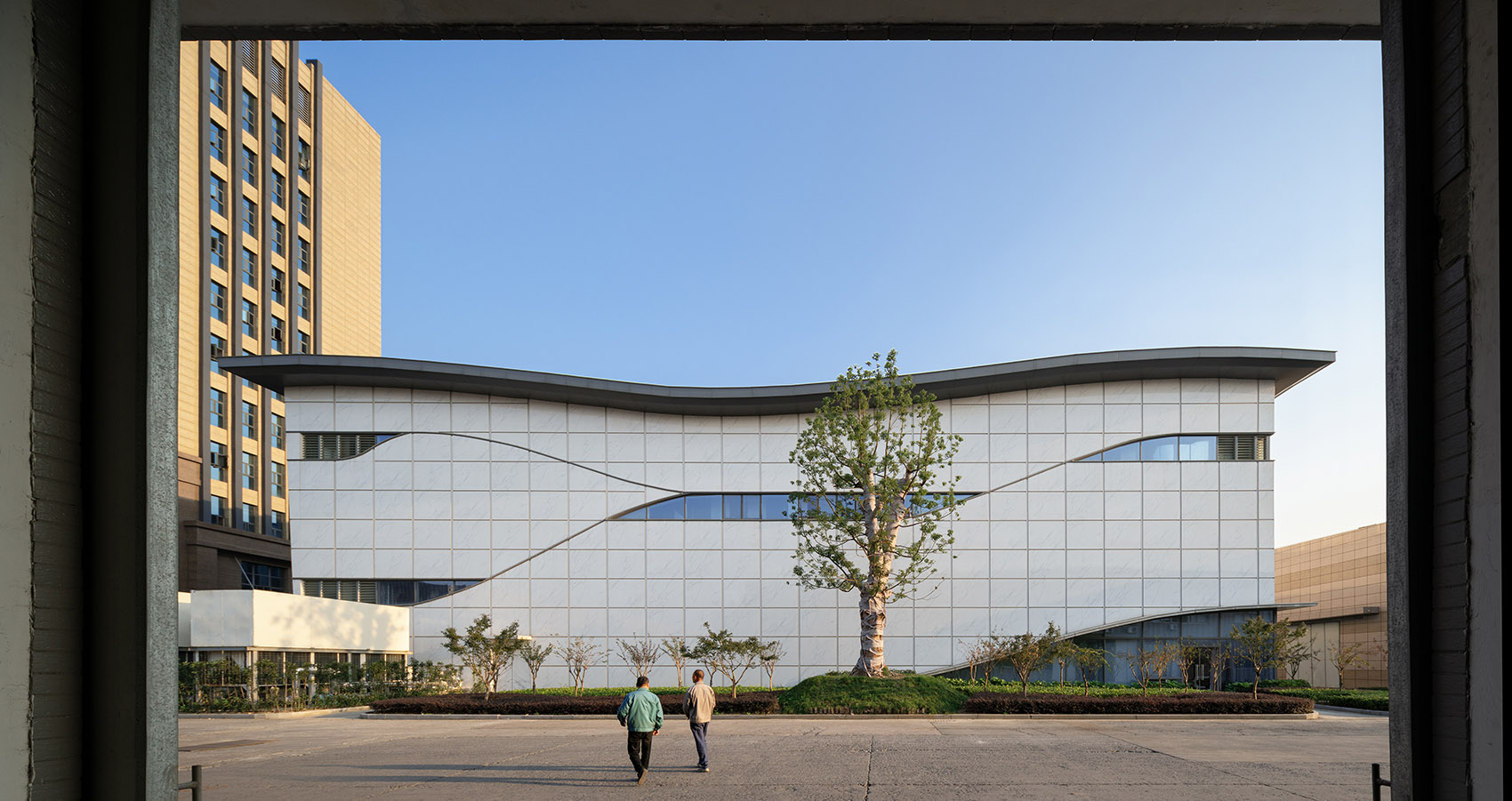 Sintered Stone on the facade of a large commercial building.